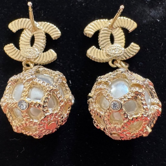 Super Rare Chanel 2019 Collection Gold Faux Pearl CC Crystal Dangle Earrings - Picture 2 of 4